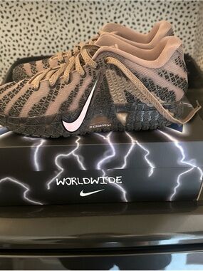 Nike Women’s Sneakers in Taupe and Black with Pink Swoosh